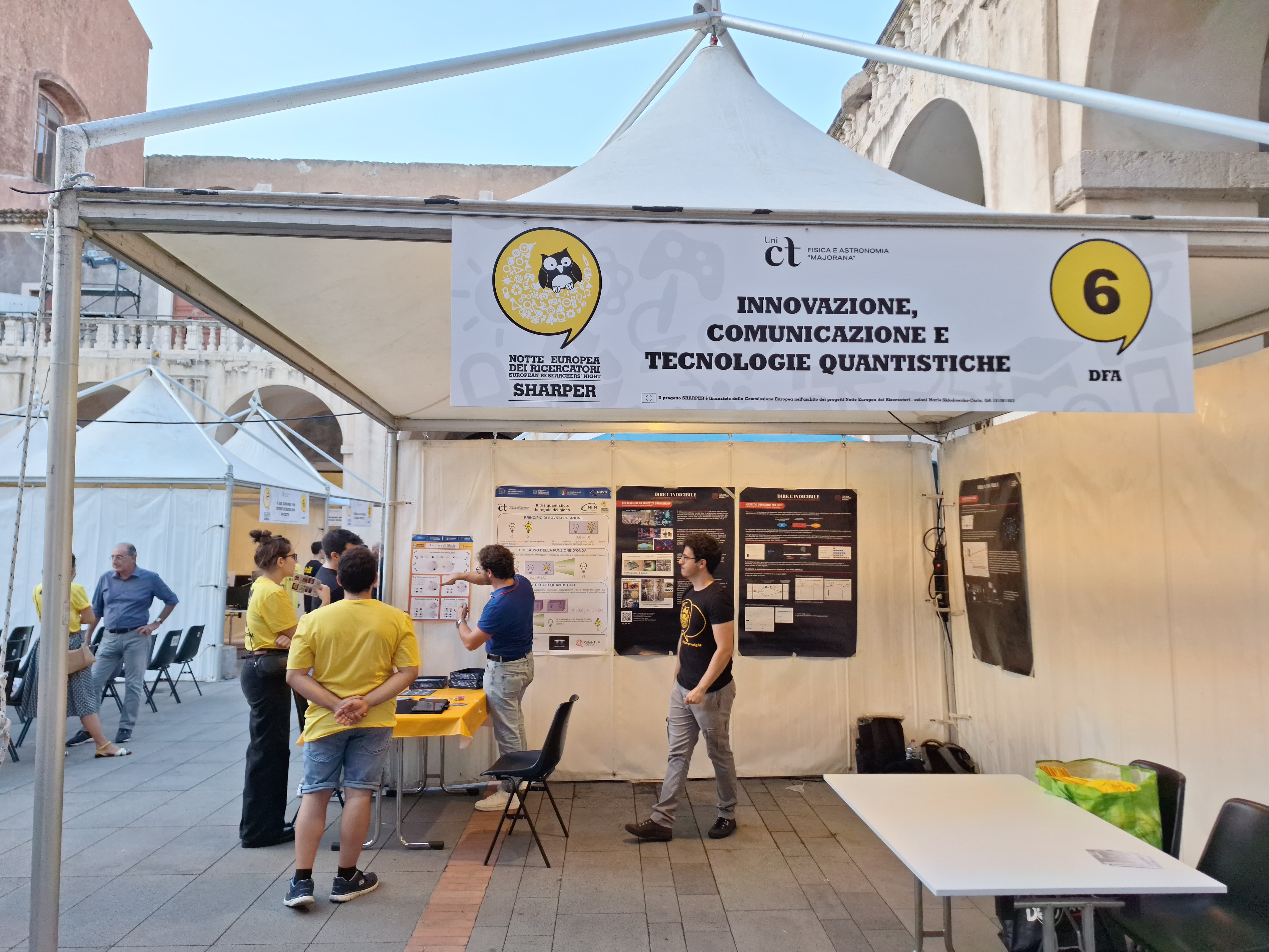 Allestimento dello stand a cura dei giovani ricercatori del NQSTI