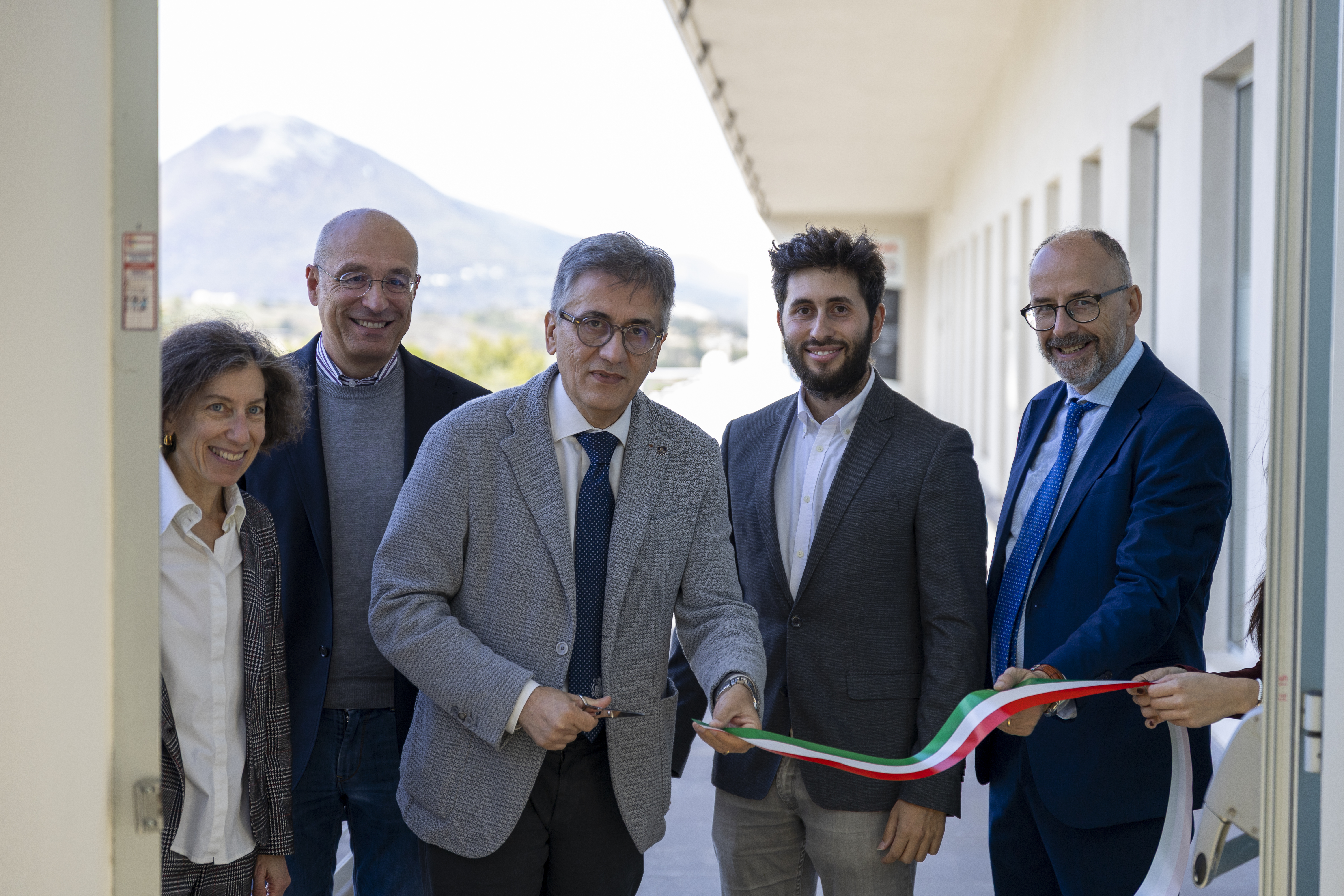 Il taglio del nastro da parte del Magnifico Rettore dell'Università di Camerino.