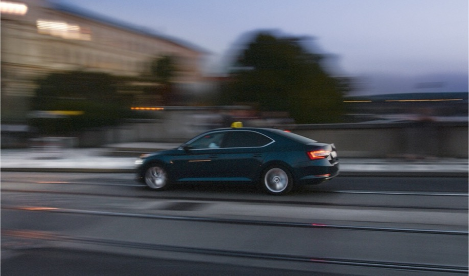 Effetto panning: mantenere la camera allineata all’oggetto (stessa velocità) comporta la sfocatura del sistema di riferimento (posizione)