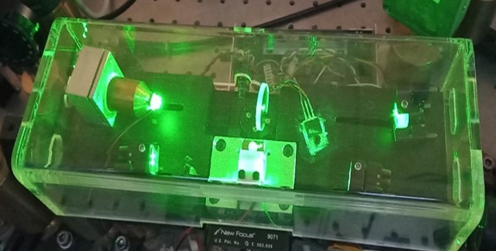 Picture of the nonlinear optical cavity emitting green light